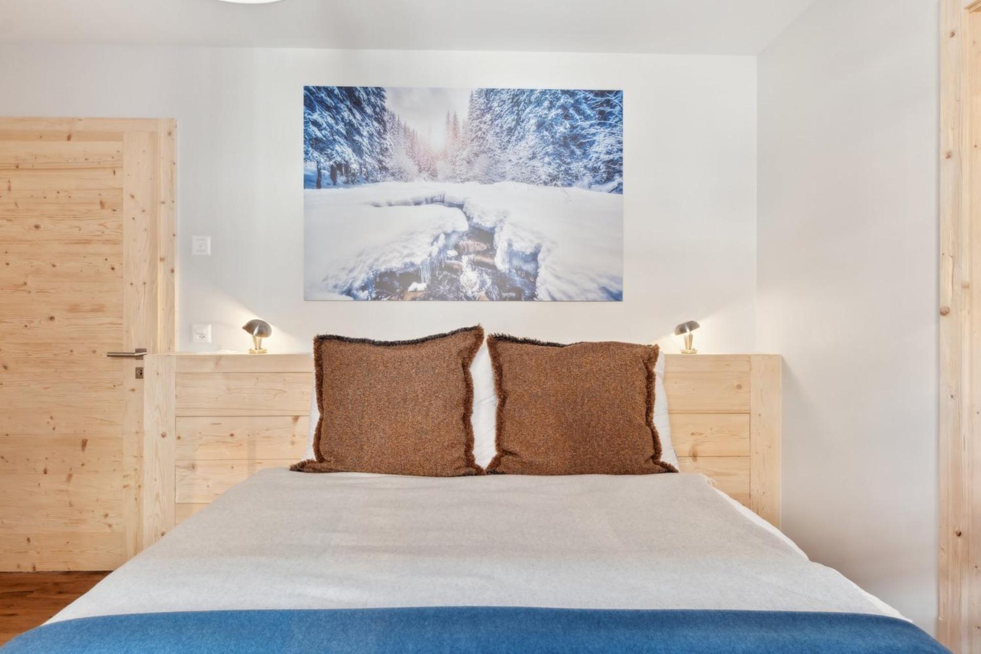 Larchwood By Mrs Miggins * Grimentz
